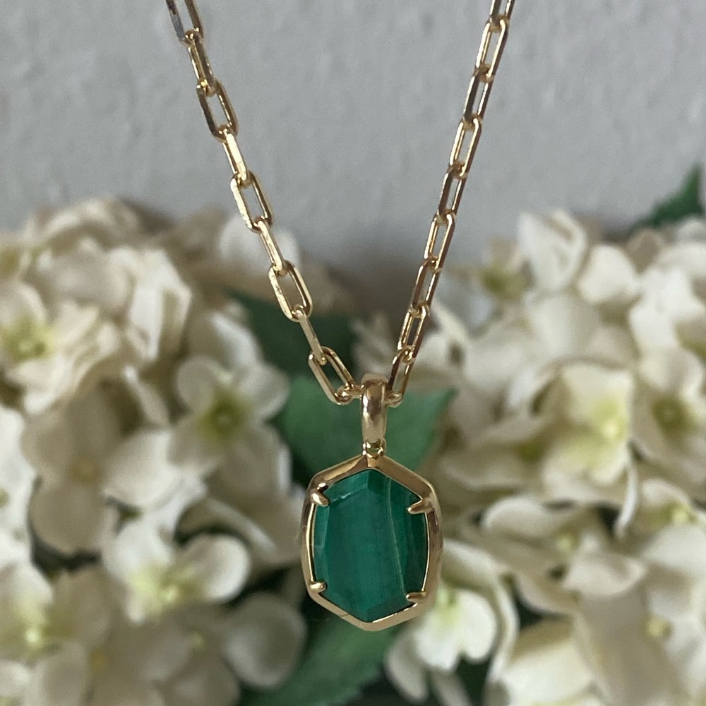 NWT Kendra Scott Daphne Pendant Necklace in Gold & Green Malachite - Picture 5 of 7